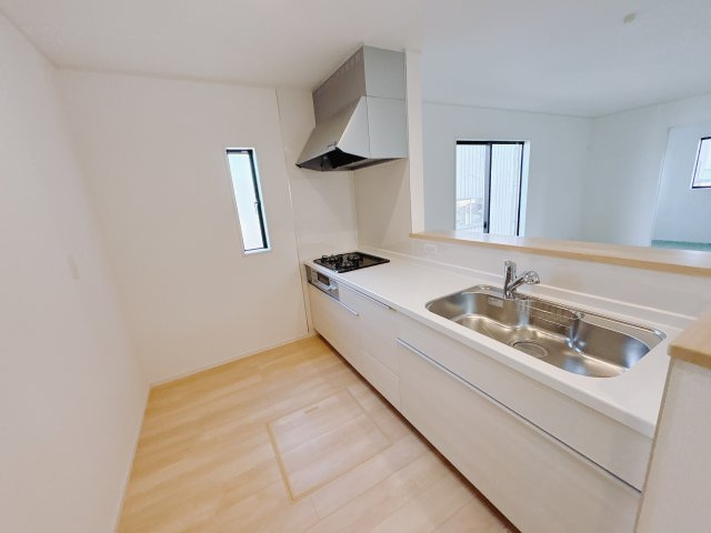 【Cradle garden】宇都宮市川田町 第6のキッチン|〇2号棟〇
リビングのお子様を見守りながらお料理ができる対面キッチン。家族の笑顔を見ながら作業ができ、安心と快適さを両立する住まいの中心になります。
※2025年12月撮影