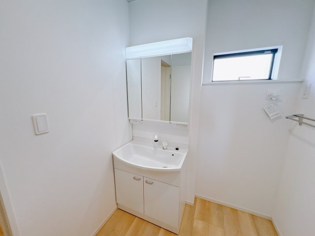 【Cradle garden】宇都宮市川田町 第6の独立洗面台|〇2号棟〇
三面鏡ならではの広い視野で、ヘアセットやメイクがよりスムーズに。
鏡裏にはたっぷり収納を備え、散らかりがちな小物もスッキリ整理できます。
※2025年12月撮影