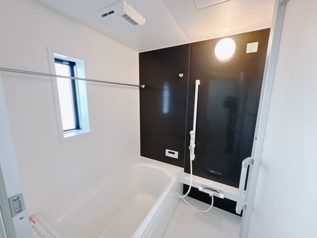 【Cradle garden】宇都宮市川田町 第6の浴室|〇2号棟〇
ゆったり広々とした浴室。浴室乾燥機付きで雨の日も洗濯物が気持ちよく乾きます。
※2025年12月撮影