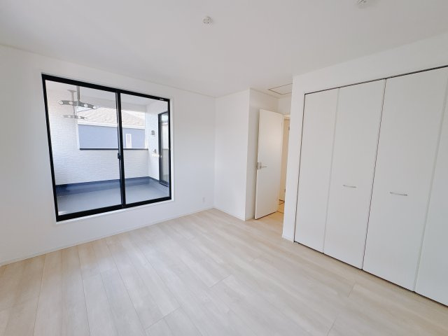 【Cradle garden】宇都宮市川田町 第6の洋室|〇2号棟・2F7.5帖洋室〇
主寝室から直接出られるバルコニーは、洗濯や空気の入れ替えもスムーズ。
暮らしの動線が整う快適な設計です。
※2025年12月撮影