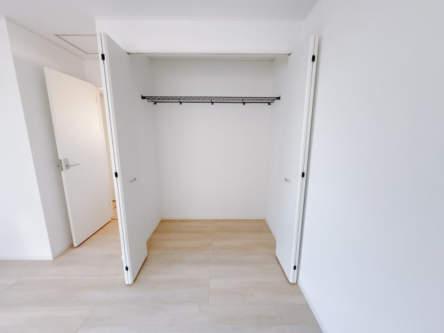 【Cradle garden】宇都宮市川田町 第6の収納|〇2号棟・2F7.5帖洋室〇
使いやすいクローゼット付きですので、洋服や小物をすっきり収納できてお部屋を広く使えます。毎日の身支度も快適です。
※2025年12月撮影