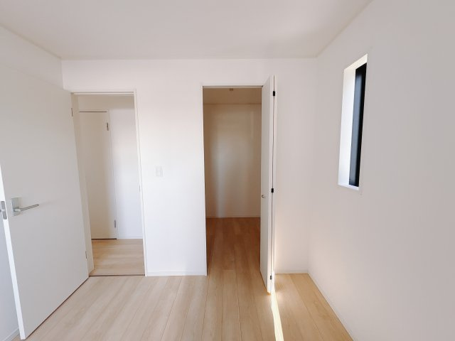 【Cradle garden】宇都宮市川田町 第6の収納|〇2号棟・2F6.7帖洋室〇
洋服もバッグもまとめて収納できるウォークインクローゼット。見渡せるから選びやすく、毎日のコーディネートがもっと楽しくなります。
※2025年12月撮影