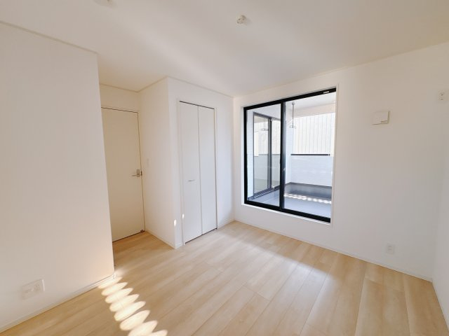 【Cradle garden】宇都宮市川田町 第6の洋室|〇2号棟・2F5.7帖洋室〇
ひとり時間を楽しむのにちょうどいいサイズ感のお部屋です。バルコニーにも出られるので気分転換もすぐに可能です♪
※2025年12月撮影