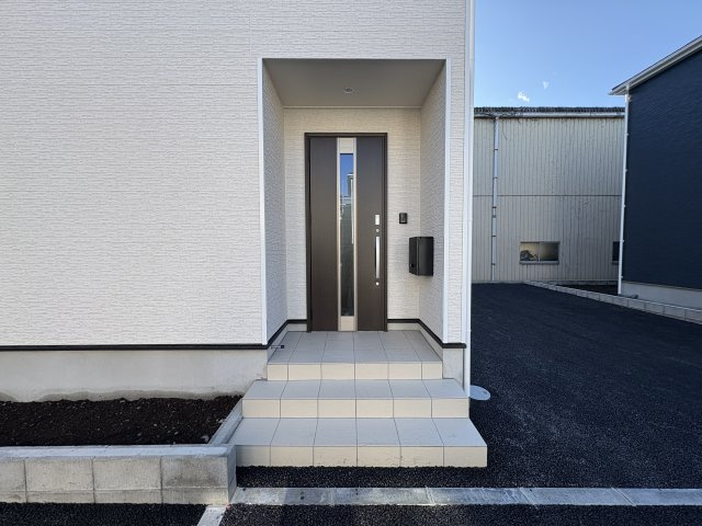 【Cradle garden】宇都宮市川田町 第6の玄関|〇2号棟〇
奥行きのあるアプローチがある事で雨に日でもぬれずに傘の準備が出来ます。また、人目を気にせず扉を開け閉めできますので、毎日のお出かけもストレスフリーです！
※2025年12月撮影