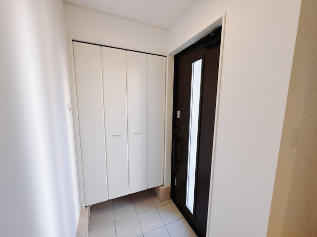 【Cradle garden】宇都宮市川田町 第6の玄関|〇2号棟〇
玄関がいつもすっきりときれいに片づく大容量シューズボックス。
増え続ける家族の履物が全部しまえます。
※2025年12月撮影