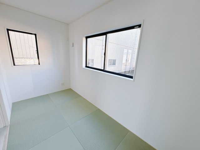 【Cradle garden】宇都宮市川田町 第6の和室|〇2号棟1F和室４帖〇
リビングとつながる和室は小さなお子様のプレイルームなど、多目的にご利用になれます。
いつでもゴロゴロ、家でゆっくり過ごしたい人にはぴったりの和室です。
