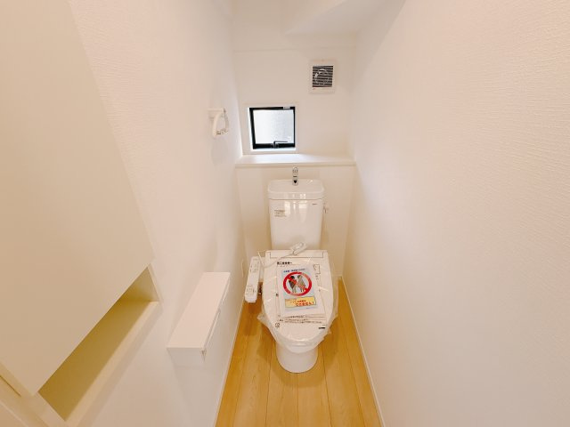 【Cradle garden】宇都宮市川田町 第6のトイレ|〇3号棟トイレ〇
寒い日も快適に。温水洗浄付きトイレで、毎日気持ちよく使えるうれしい設備です。
