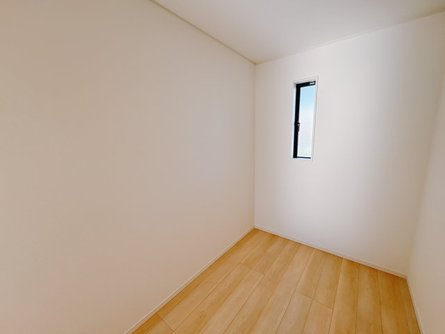 【Cradle garden】宇都宮市川田町 第6の収納|〇3号棟　2F8帖洋室〇
主寝室に3帖のサービスルームを設けました。小窓も付いているので換気も良い空間は書斎としても利用できる優れものです☆
