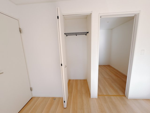 【Cradle garden】宇都宮市川田町 第6の収納|〇3号棟　2F洋室8帖〇
クローゼットにプラスサービスルームを完備♪ウォークインクローゼットとしても出し入れしやすく、片付けもラクラク。おしゃれも整理整頓も叶えます。


