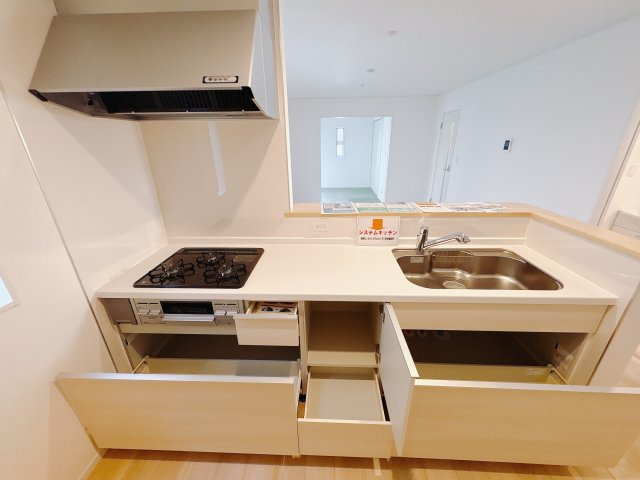 【Cradle garden】宇都宮市川田町 第6のキッチン|〇1号棟キッチン〇
収納力たっぷりのシステムキッチン。増えがちな調理器具やカトラリー、かさ張るタッパーやお弁当箱など、なんでも収納可能です！
