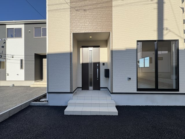 【Cradle garden】宇都宮市川田町 第6の玄関|〇3号棟　玄関〇
入って右手には大容量のシューズクローク！玄関ホールにはクローゼットと収納たっぷりです。左手には土間収納スペースもございます。
