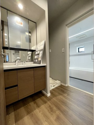 練馬区田柄3丁目　スマート家事動線×屋上バルコニー　省エネ住宅の独立洗面台