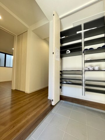 練馬区田柄3丁目　スマート家事動線×屋上バルコニー　省エネ住宅の玄関