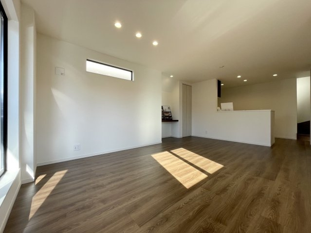 練馬区田柄3丁目　スマート家事動線×屋上バルコニー　省エネ住宅の居間・リビング