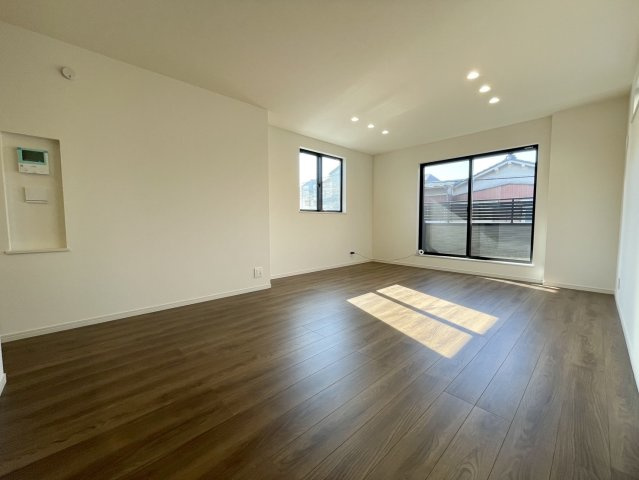 練馬区田柄3丁目　スマート家事動線×屋上バルコニー　省エネ住宅の居間・リビング