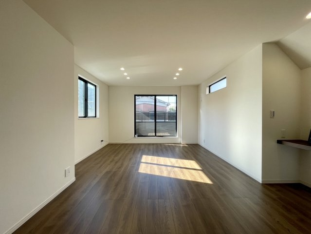 練馬区田柄3丁目　スマート家事動線×屋上バルコニー　省エネ住宅の居間・リビング