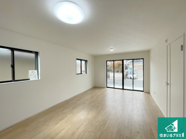 神戸市西区竹の台　第1期　新築一戸建ての居間・リビング|シンプルなリビングは、観葉植物等のインテリアを楽しめますね！パパ好みにも、ママ好みにも家具次第で雰囲気を変えることができます！