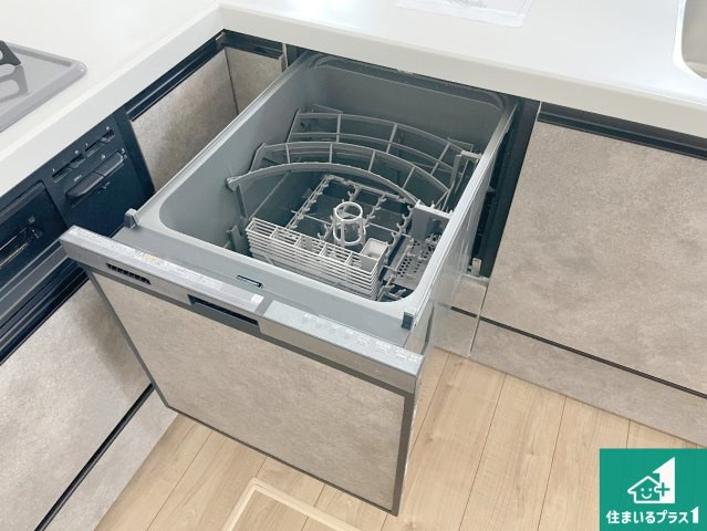 神戸市西区竹の台　第1期　新築一戸建ての設備|食事後の一仕事、食器洗いをボタン一つでお任せできちゃいます！場所を取らないビルトイン式なので、お料理スペースもしっかり確保！