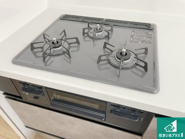 神戸市西区竹の台　第1期　新築一戸建ての設備|ダブル高火力Ｓｉセンサー付きコンロ！３口あるので、まとめて料理をする時も大活躍！
