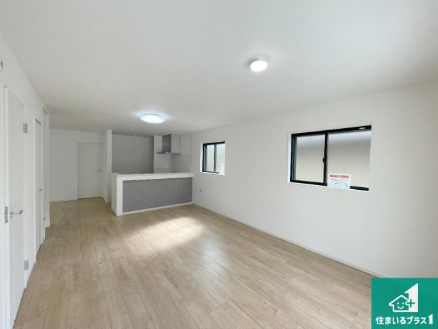 神戸市西区竹の台　第1期　新築一戸建ての居間・リビング|シンプルなリビングは、観葉植物等のインテリアを楽しめますね！パパ好みにも、ママ好みにも家具次第で雰囲気を変えることができます！