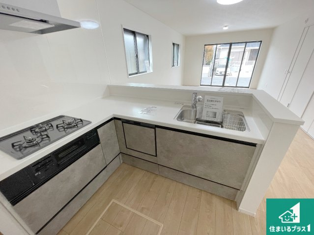 神戸市西区竹の台　第1期　新築一戸建てのキッチン|リビングと統一感があり、使い勝手のいいキッチン。広々としているので、二人並んで作業が出来ちゃいます。お子様と一緒に色々なお料理に挑戦できるスペースがあります。