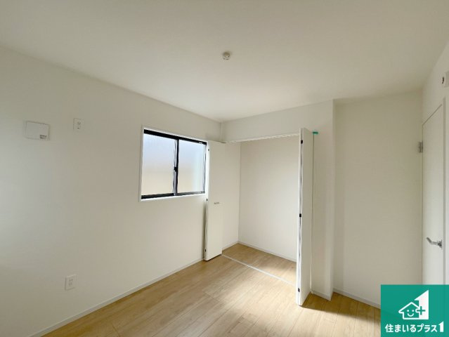 神戸市西区竹の台　第1期　新築一戸建ての洋室|寝室は心地よい眠りについてもらいたくて、シンプルかつ開放的な空間な設計にしています！大きな窓から差し込む日が心地いいです♪