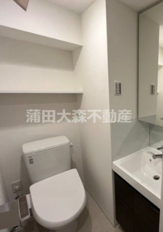 ARKMARK(アークマーク大森西のトイレ|棚と温水洗浄便座付きトイレ　