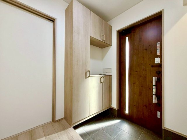 (現地写真)玄関には、大型のシューズ収納を設置しています。