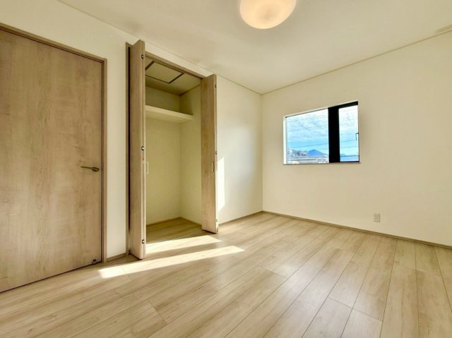 (現地写真)フローリング材には、木目、色調など木材特有の風合いがあり、ナチュラルな美しさになっています。