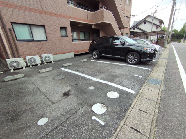サンモール亀山の駐車場