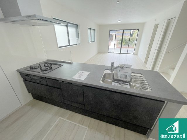 神戸市西区竹の台　第1期　新築一戸建てのキッチン|リビングと統一感があり、使い勝手のいいキッチン。広々としているので、二人並んで作業が出来ちゃいます。お子様と一緒に色々なお料理に挑戦できるスペースがあります。