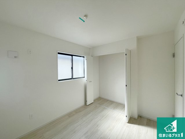 神戸市西区竹の台　第1期　新築一戸建ての洋室|寝室は心地よい眠りについてもらいたくて、シンプルかつ開放的な空間な設計にしています！大きな窓から差し込む日が心地いいです♪