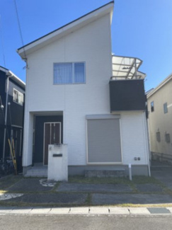 【外観】 | モダンな片流れ屋根と実用的な屋根付きバルコニーを備えた、デザイン性の高い住宅
