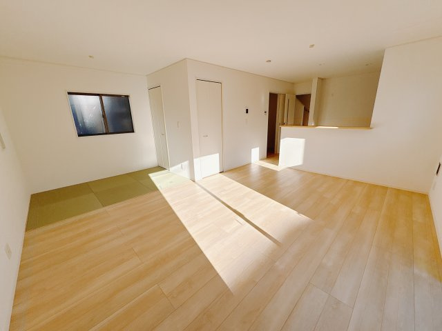 【Cradle garden】宇都宮市川田町 第6の居間・リビング|〇4号棟　ＬＤＫ16帖〇
広いリビングは、開放感とくつろぎを兼ね備えています。自然と人が集まり、笑顔があふれる暮らし♪隣接のタタミコーナーはお子様のお昼寝や遊び場にぴったりです。
