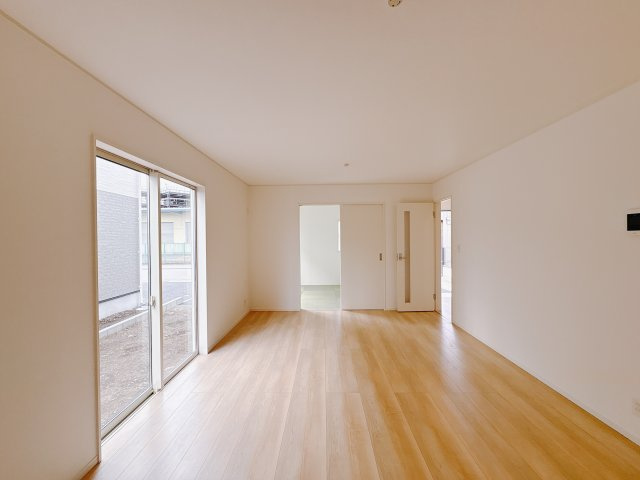 【Cradle garden】宇都宮市川田町 第6の居間・リビング|〇7号棟　LDK16帖〇
ご家族みんながゆったりくつろげる広々リビング。ゆとりある空間が、日常を心地よいひとときに変えてくれます。
