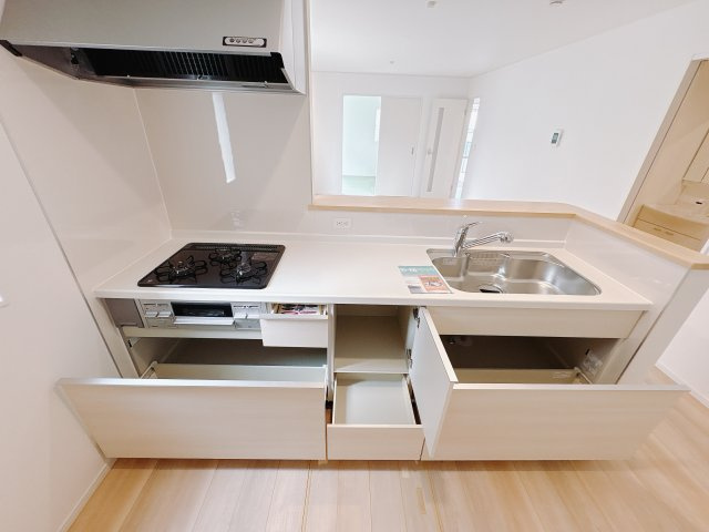 【Cradle garden】宇都宮市川田町 第6のキッチン|〇7号棟　キッチン〇
スッキリとしたデザインで収納力たっぷり！増えがちな調理器具やカトラリー、かさ張るタッパーやお弁当箱など、もう収納場所に困る事はありません！
