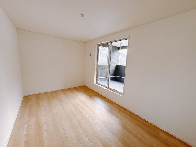 【Cradle garden】宇都宮市川田町 第6の洋室|〇7号棟・2階8.5帖洋室〇
主寝室から直接出られるバルコニーは、洗濯や空気の入れ替えもスムーズ。
暮らしの動線が整う快適な設計です。
※2025年11月撮影