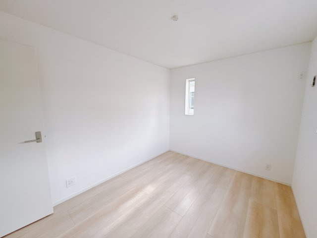 【Cradle garden】宇都宮市川田町 第6の洋室|〇7号棟・2階5帖洋室〇
ひとり時間を楽しむのにちょうどいいサイズ感のお部屋です。2階ならではの眺望も毎日の暮らしに彩りを添えてくれます。
※2025年11月撮影