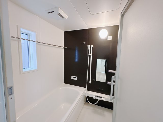 【Cradle garden】宇都宮市川田町 第6の浴室|〇7号棟〇
1坪バスで心も体もリラックス！浴室乾燥機付きで、暮らしにひとつ上のゆとりがもてます。
※2025年11月撮影