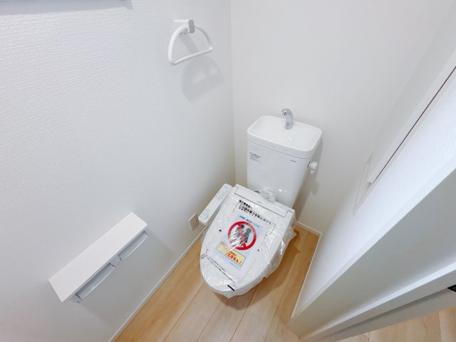 【Cradle garden】宇都宮市川田町 第6のトイレ|〇7号棟〇
寒い日も快適に。温水洗浄付きトイレで、毎日気持ちよく使えるうれしい設備です。
※2025年11月撮影