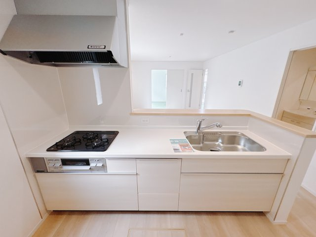 【Cradle garden】宇都宮市川田町 第6のキッチン|〇7号棟〇
対面式システムキッチンは、料理をしながら会話も楽しめます。家族とのつながりを感じられる心地よい空間になります。
※2025年11月撮影