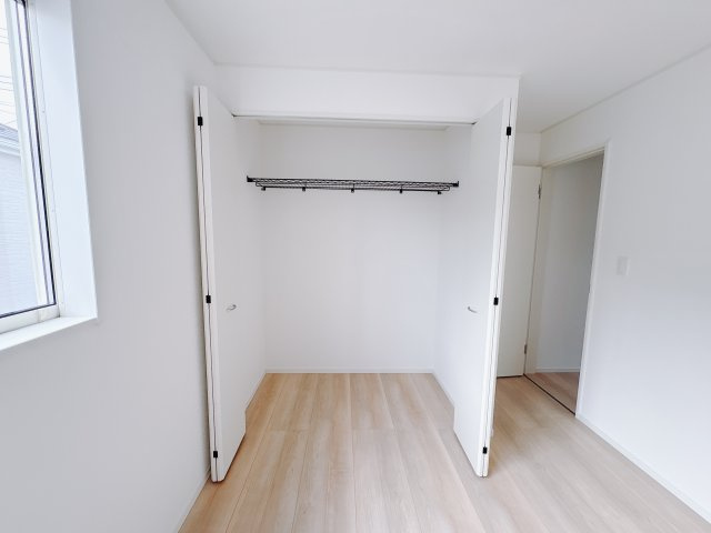 【Cradle garden】宇都宮市川田町 第6の収納|〇7号棟〇
収納力のあるクローゼットが備わった洋室。季節の衣類や生活用品もまとめてしまえて、片付けがラクになる嬉しい空間です。
※2025年11月撮影