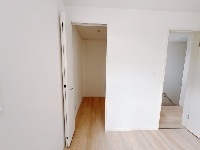 【Cradle garden】宇都宮市川田町 第6の収納|〇7号棟・2階6帖洋室〇
洋服もバッグもまとめて収納できるウォークインクローゼット。見渡せるから選びやすく、毎日のコーディネートがもっと楽しくなります。
※2025年11月撮影