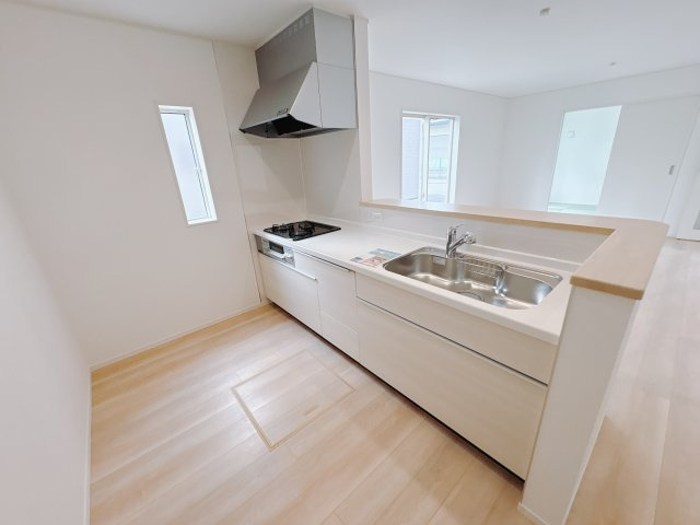 【Cradle garden】宇都宮市川田町 第6のキッチン|〇7号棟　キッチン〇
キッチンからリビングを見渡すことができ、家事をしながらお子様がお友達と遊んでいる様子や、宿題をしている様子を見守ることができます♪
