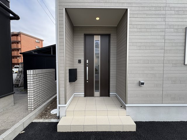 【Cradle garden】宇都宮市川田町 第6の玄関|〇7号棟　玄関ポーチ〇
奥行きのあるアプローチがある事で雨に日でもぬれずに傘の準備が出来ます。また、人目を気にせず扉を開け閉めできますので、毎日のお出かけもストレスフリーです！
