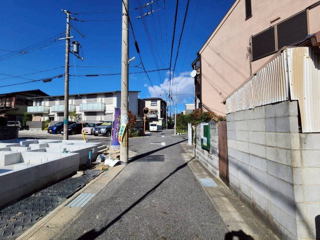長岡京市滝ノ町2丁目　　の前面道路含む現地写真|2025.11月撮影
B号棟東側前道：約3.8ｍ