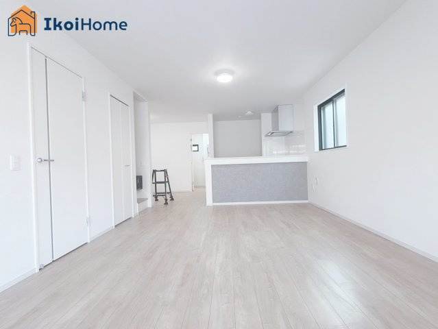 神戸市西区竹の台５丁目１期　１号棟の居間・リビング|◆同社施工例◆広々としたLDKは3面採光で明るい団欒スペースとなっております。