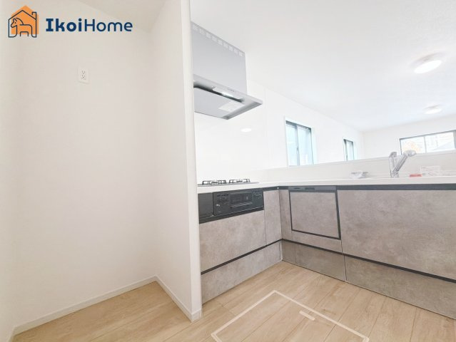 神戸市西区竹の台５丁目１期　１号棟のキッチン|◆同社施工例◆人気の対面式キッチン♪家事の時短に欠かせない食洗機付きです！