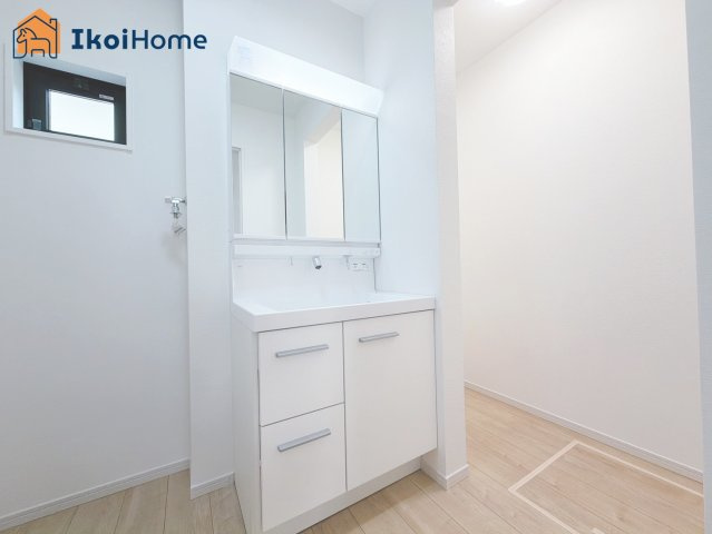 神戸市西区竹の台５丁目１期　１号棟の洗面所|◆同社施工例◆洗面台はお化粧をする時にも便利な３面鏡＆お掃除の際にも便利なハンドシャワータイプです。