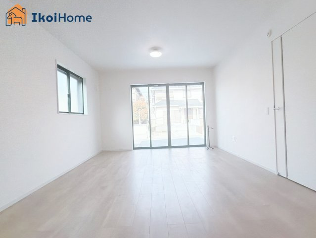 神戸市西区竹の台５丁目１期　１号棟の寝室|◆同社施工例◆バルコニーに面した明るいお部屋です♪クローゼットも完備しております！